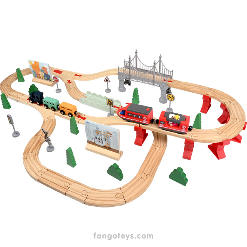 Pista de madera con tren eléctrico